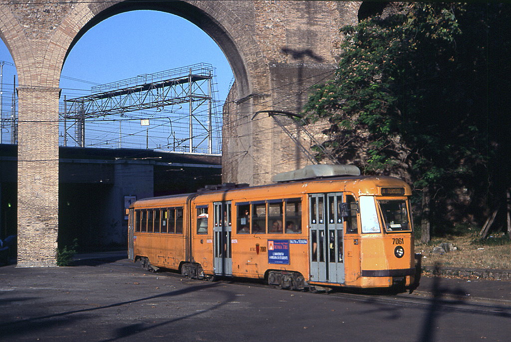 Rom Tw 7061 im Abendlicht an der Porta Maggiore, 29.08.2001.