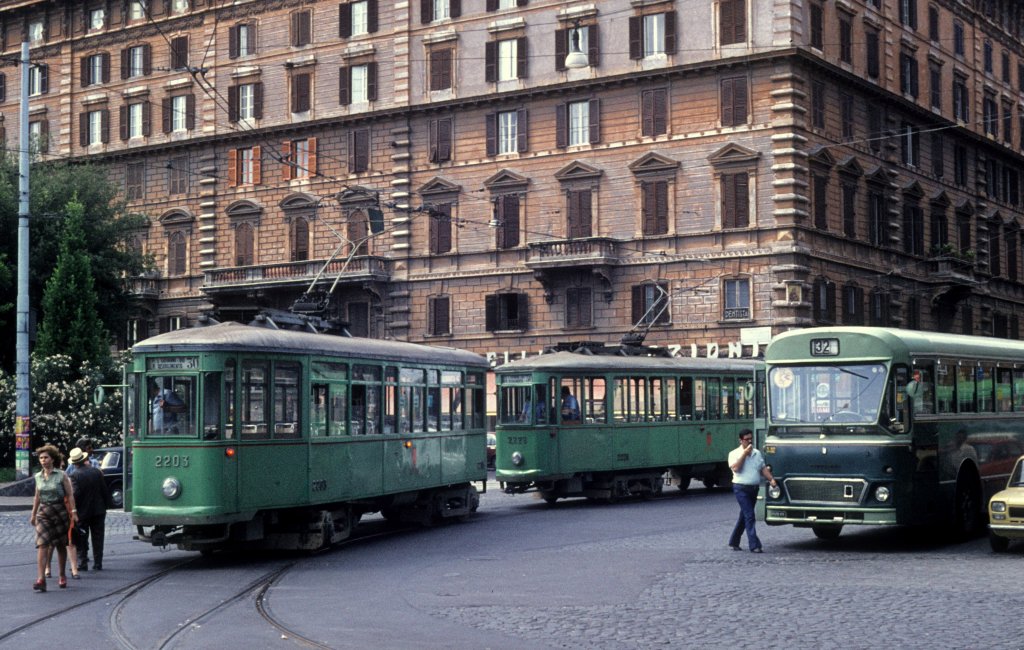 Roma / Rom ATAC SL 30 (MRS 2203 / 2229) Piazza del Risorgimento am 17. Juni 1975.