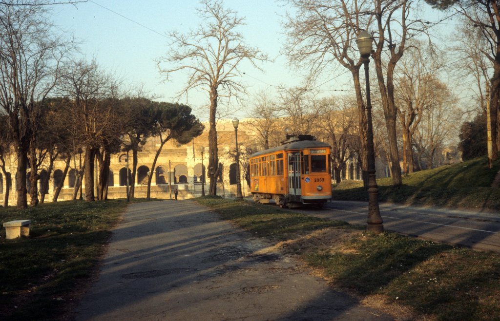 Roma / Rom ATAC SL 13 (MRS-Tw 2003) Parco del Celio im Februar 1989. - Im Hintergrund l�sst sich ein Teil des Kolosseums sehen.