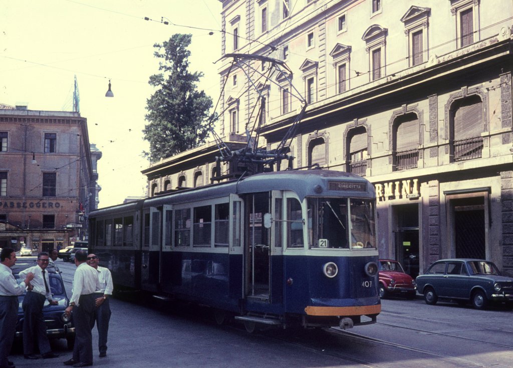 Roma / Rom STEFER: Straßenbahn nach Cinecittà (Gelenktriebwagen Typ Urbinati 407) Via Giovanni Amendola am 21. August 1970. - Scan eines Diapositivs.