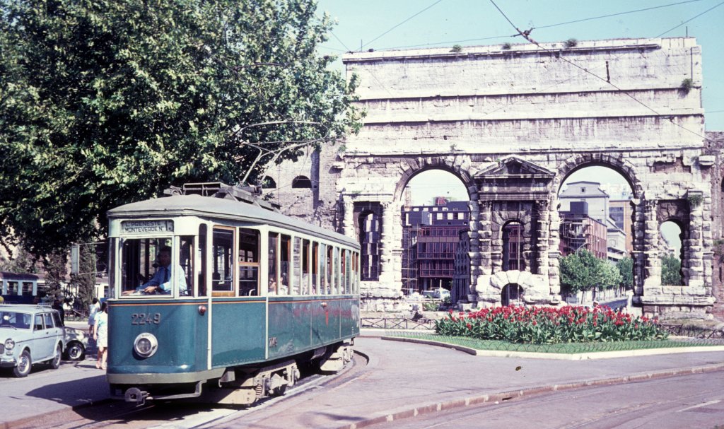 Roma ATAC SL 13 (Tw MRS 2249) Piazza di Porta Maggiore am 21. August 1970. - Scan eines Diapositivs. Film: AGFA CT 18. Kamera: Kodak Retina Automatic II.