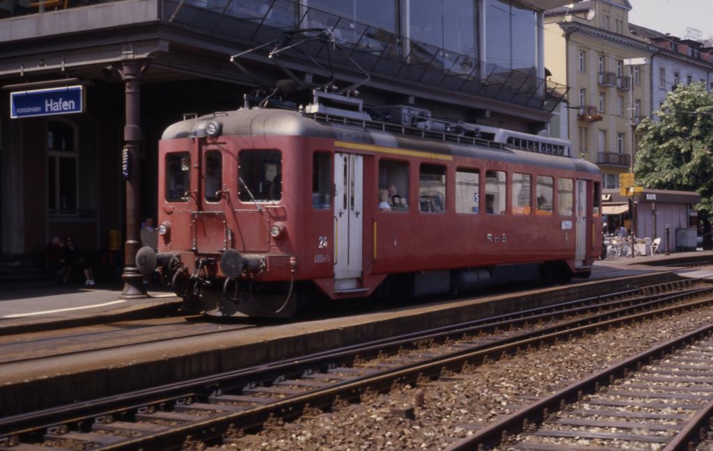 Rorschach Heidener Bergbahn, kurz RHB, steht in Form des Elektrotriebwagen
Nr. ABD 24, abfahrbereit im Bahnhof Rorschach Hafen am Bodensee.
Die Aufnahme entstand vor dreiig Jahren am 17.6.1983 und war zugleich mein
erstes schweizer Bahn Motiv.