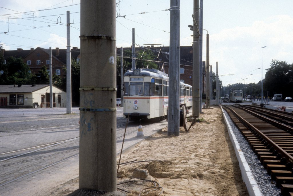 Rostck RSAG: Auf dem Gebiet des Betriebshofes hlt am 21. September 1991 der Gotha-Gelenktriebwagen 712 mit einem Beiwagen.