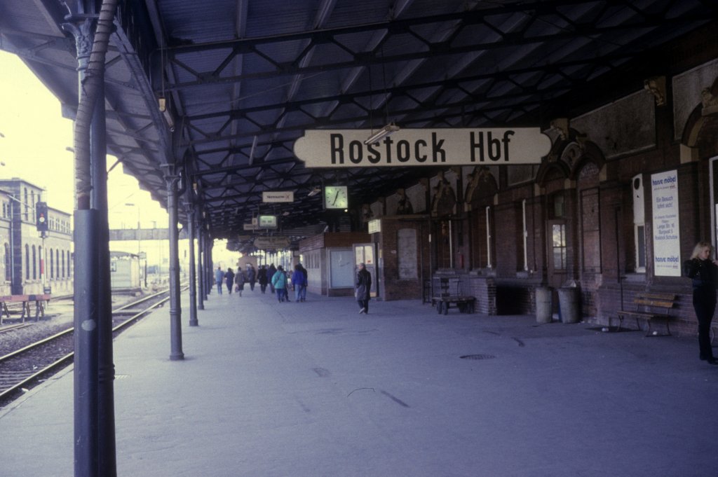 Rostock DR Hauptbahnhof Gleis 3 am 27. Mrz 1991.