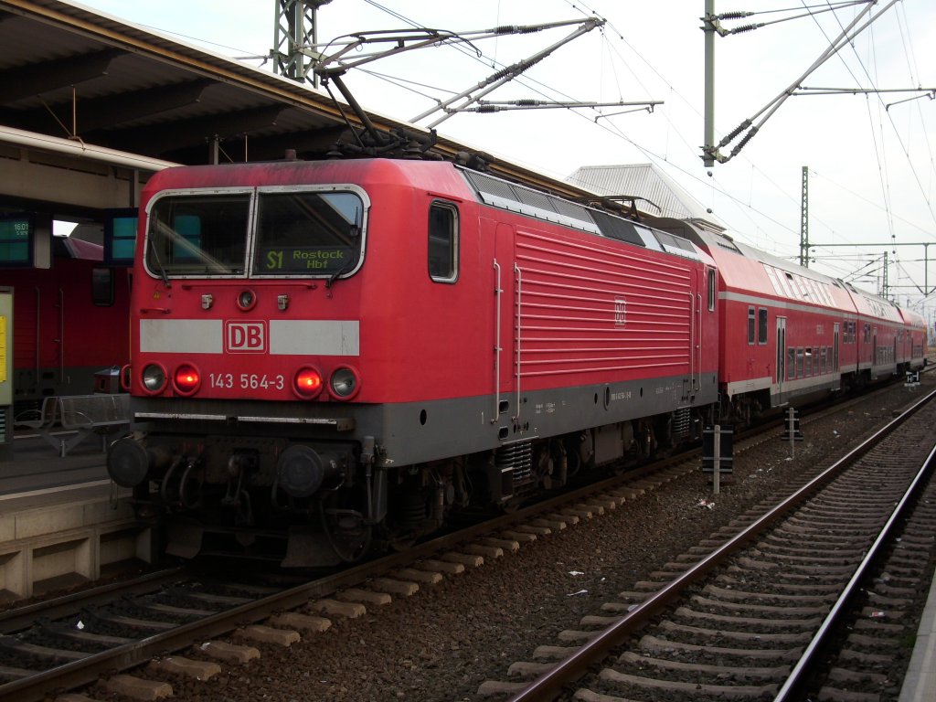  Rostock Hbf  war am 31.Oktober 2009 Endstation fr 143 564 als Diese die S-Bahn aus Warnemnde nach Rostock Hbf brachte.
