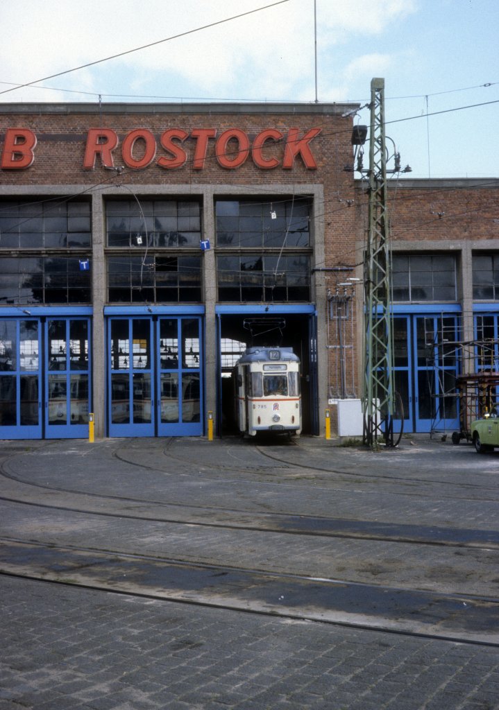 Rostock RSAG: Ein Teil des Betriebshofgebudes in der Hamburger Strasse. Der Gotha-Tw 785 hlt bereit in dem offenen Tor rechts. Aufnahmedatum: 21. September 1991.