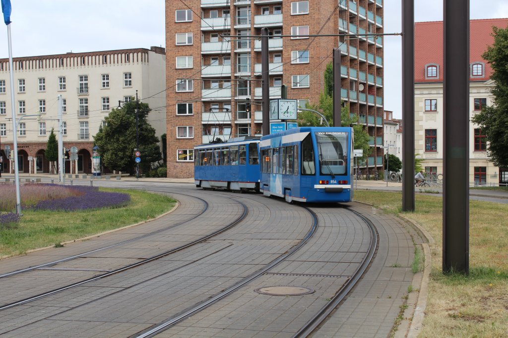 Rostock RSAG SL 1 (Bombardier-NB4WDE 854 + T6A2M 802) Neuer Markt / Vogelsang / Lange Strasse am 16. Juli 2013.