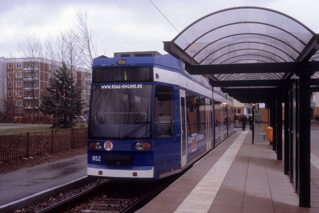 Rostock RSAG SL 1 (Dwag/DWA-6NGTWDE 652) Mecklenburger Allee am 29. Dezember 2003.