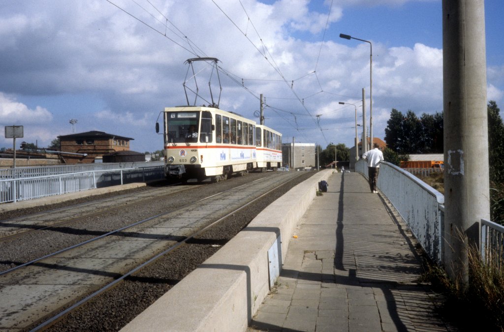 Rostock RSAG SL 4 (T6A2 603) Am Petridamm am 21. September 1991. - In Verbindung mit dem Bau der Strassenbahnstrecke Steintor / Ernst-Barlach-Strasse - Dierkower Kreuz - Allee der Bauschaffenden (seit 1991: Kurt-Schumacher-Ring), einer Strecke, die am 21. April 1987 in Betrieb genommen wurde, wurde eine neue Brcke fr Strassenbahn und Fussgnger ber die Warnow in den Jahren 1981 bis 1986 errichtet.