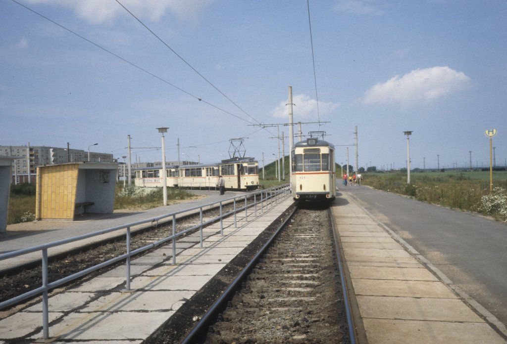 Rostock Stdtischer Nahverkehr SL 11 (RAW-Tw 792 / Gotha-Bw 921) Haltepunkt Dierkow am 1. Juli 1990.