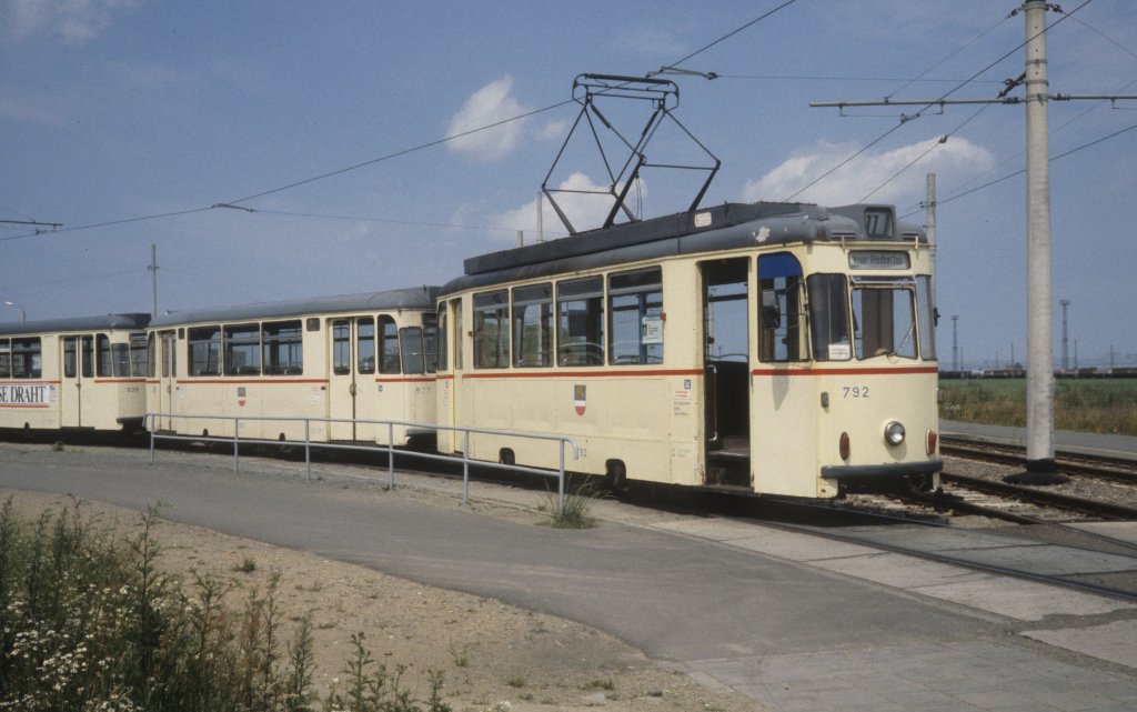 Rostock Stdtischer Nahverkehr SL 11 (RAW-Tw 792) Haltepunkt Dierkow am 1. Juli 1990.