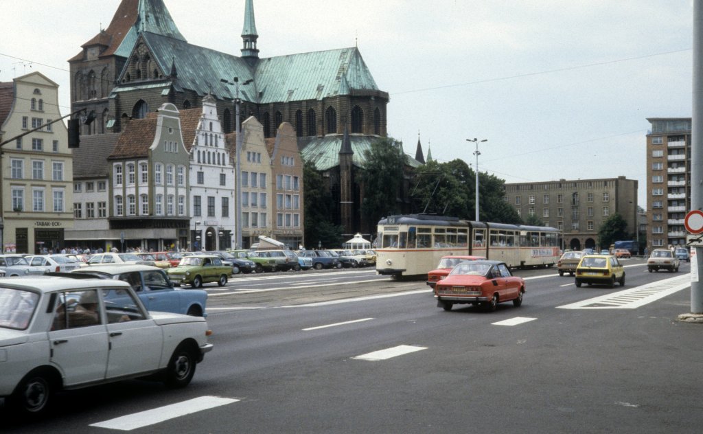 Rostock Stdtischer Nahverkehr SL 2 (Gotha-GTw 731) Ernst-Thlmann-Platz am 1. Juli 1990. - Von 1952 bis 1991 trug der Platz den Namen 'Ernst-Thlmann-Platz'. Bis 1952 hiess der Platz 'Neuer Markt', und so heisst der Platz wieder seit 1991. - Auf dem Bild kann man einige restaurierte Giebelhuser und einen Teil der Marienkirche sehen.