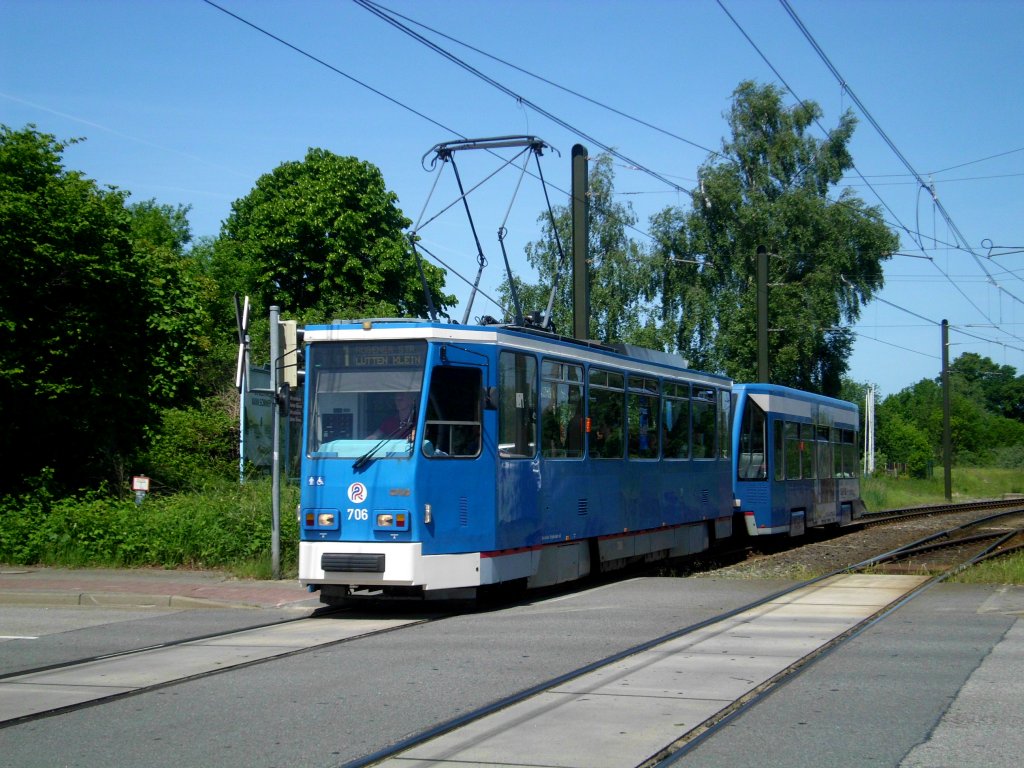 Rostock: Straenbahnlinie 1 nach Rostock Ltten Klein Rgener Strae an der Haltestelle Rostock-Dierkow Dierkower Kreuz.(3.6.2013) 