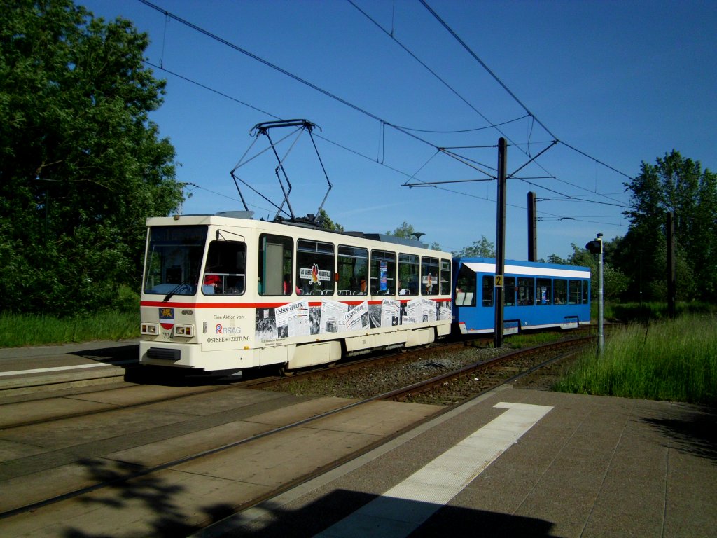 Rostock: Straenbahnlinie 1 nach Rostock Ltten Klein Rgener Strae am S-Bahnhof Rostock-Marienehe.(3.6.2013) 