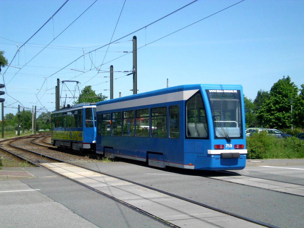 Rostock: Straenbahnlinie 1 nach Rostock-Toitenwinkel Hafenallee an der Haltestelle Rostock-Dierkow Dierkower Kreuz.(3.6.2013) 