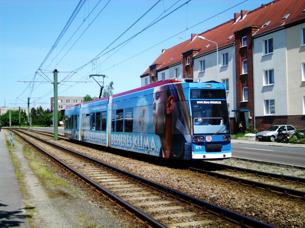 Rostock: Straenbahnlinie 4 nach Bahnhof Rostock-Dierkow an der Haltestelle Rostock-Dierkow Dierkower Damm.(3.6.2013) 