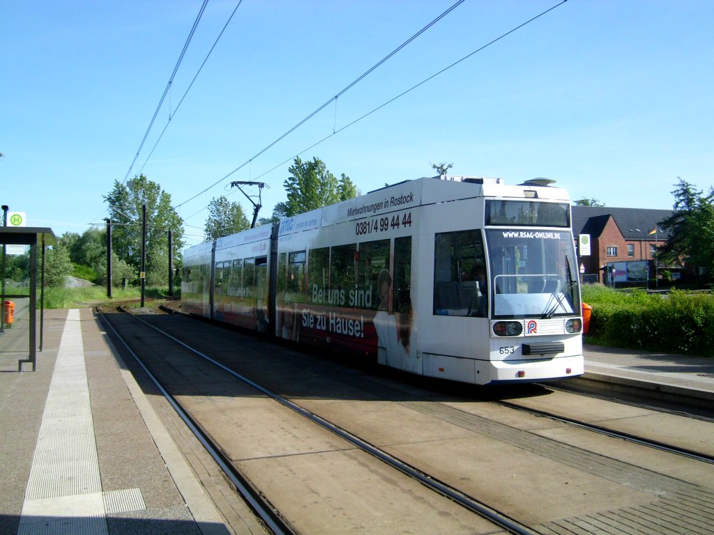 Rostock: Straenbahnlinie 4 nach Bahnhof Rostock-Dierkow am S-Bahnhof Rostock-Marienehe.(3.6.2013) 