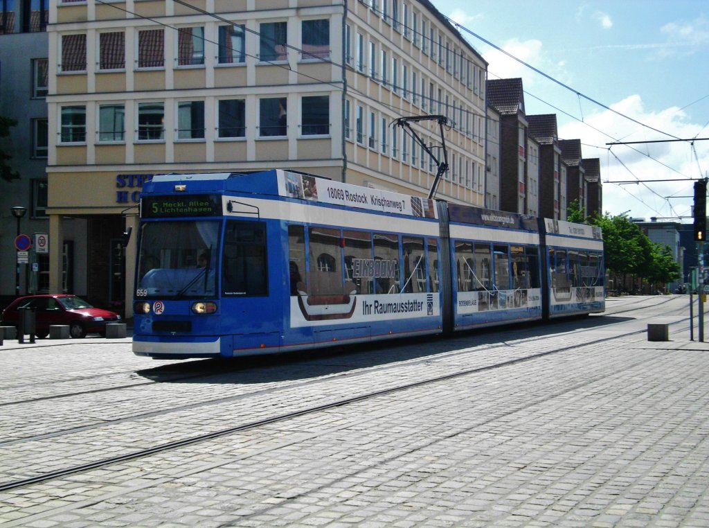 Rostock: Straenbahnlinie 5 nach Rostock-Lichtenhagen Mecklenburger Allee an der Haltestelle Rostock-Altstadt Neuer Markt.(3.6.2013) 