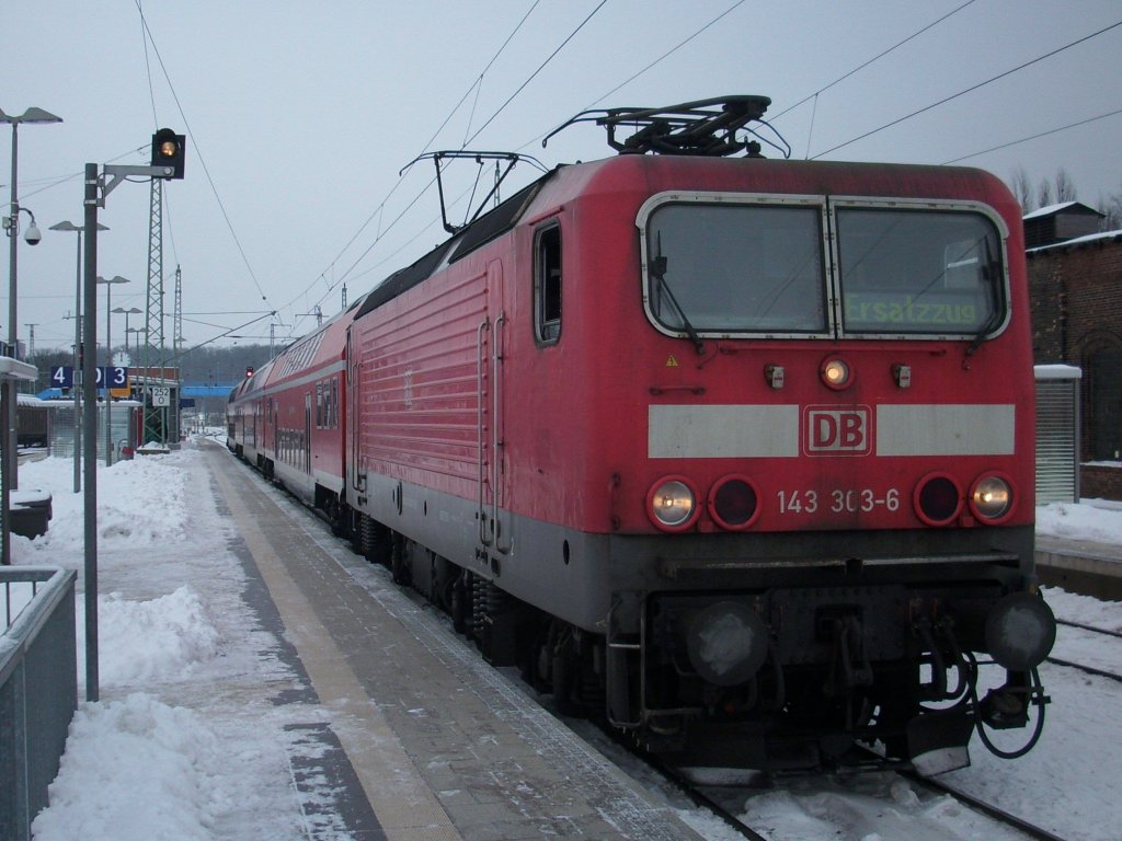 Rostocker 143 303 bespannte am 16.Januar 2010 den RE 33212 Sassnitz-Rostock als Dieser in Bergen/Rgen hielt.Das links zusehende Signal zeigt dem Lokfhrer an das Ausfahrsignal steht auf Fahrt und ist bei Nebel fr den Lokfhrer eine gute Hilfe.