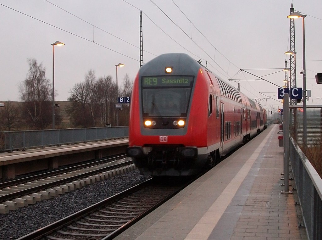 Rostocker Dostos geschoben von 112 114 am 25.Januar 2011 mit dem RE 13005 Rostock-Sassnitz bei der Einfahrt in Bergen/Rgen.