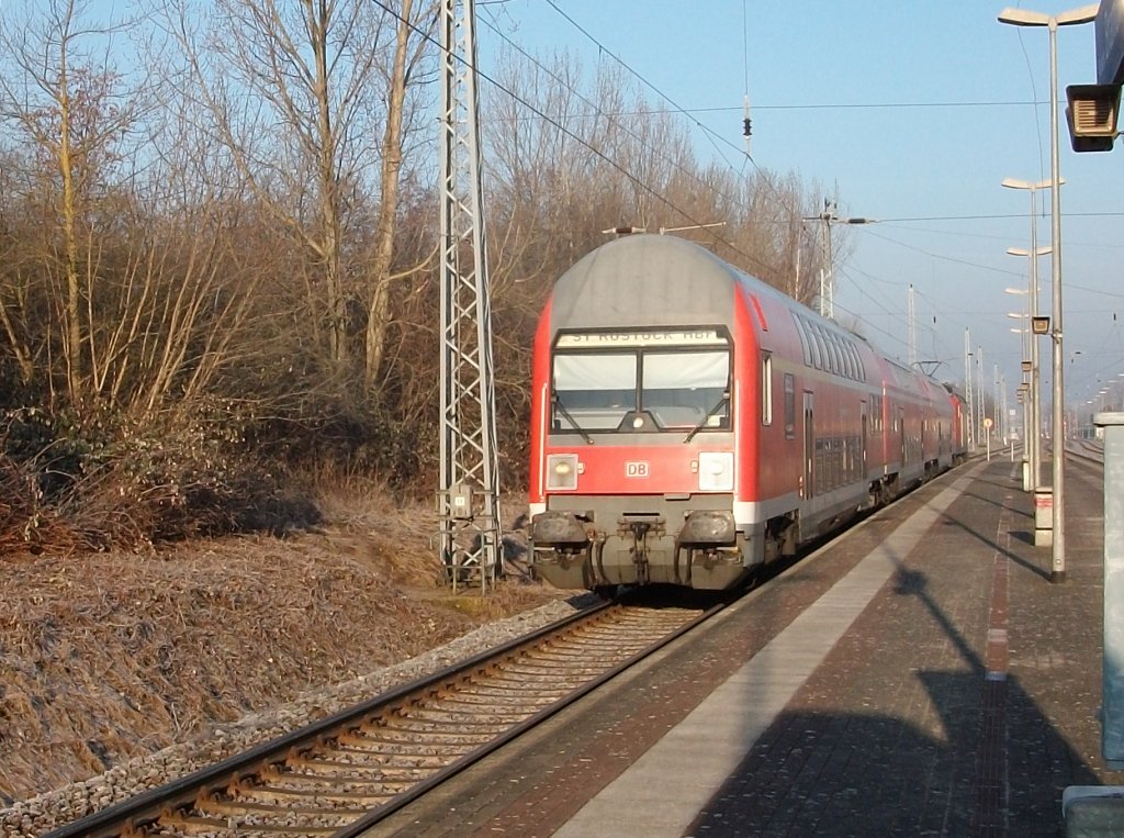 Rostocker S-Bahn Linie S1 Warnemnde-Rostock Hbf hielt am 29.Januar 2011 in Rostock Bramow.