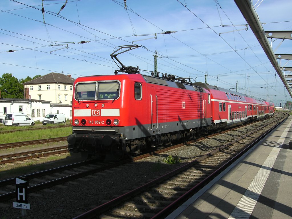 Rostocker S-Bahn mit 143 852 am 05.Juni 2010 im Rostocker Hbf.