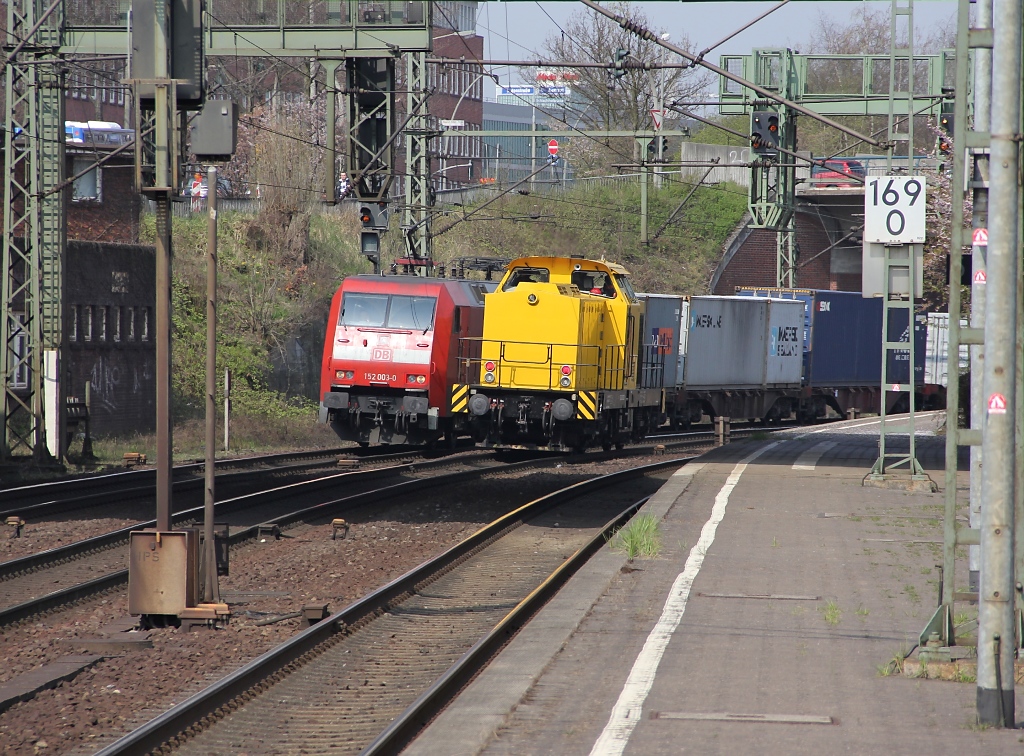 Rot-gelbes Treffen: 293 509 begegnet 152 003-0 in Hamburg-Harburg. Aufgenommen am 12.04.2012.