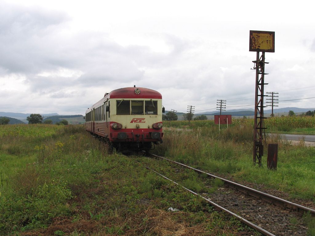 Rot, grn oder blau? Fr mir hat die rote (ehemalige Franzsische) Triebwagen die meiste Nostalgie. Die 97-0530-2/97-0330-1 der Regiotrans (ex-SNCF X 4515, Baujahr: 1964) mit Regionalzug 14833 Odorhei-Sighişoara bei Lutiţa am 31-8-2010.