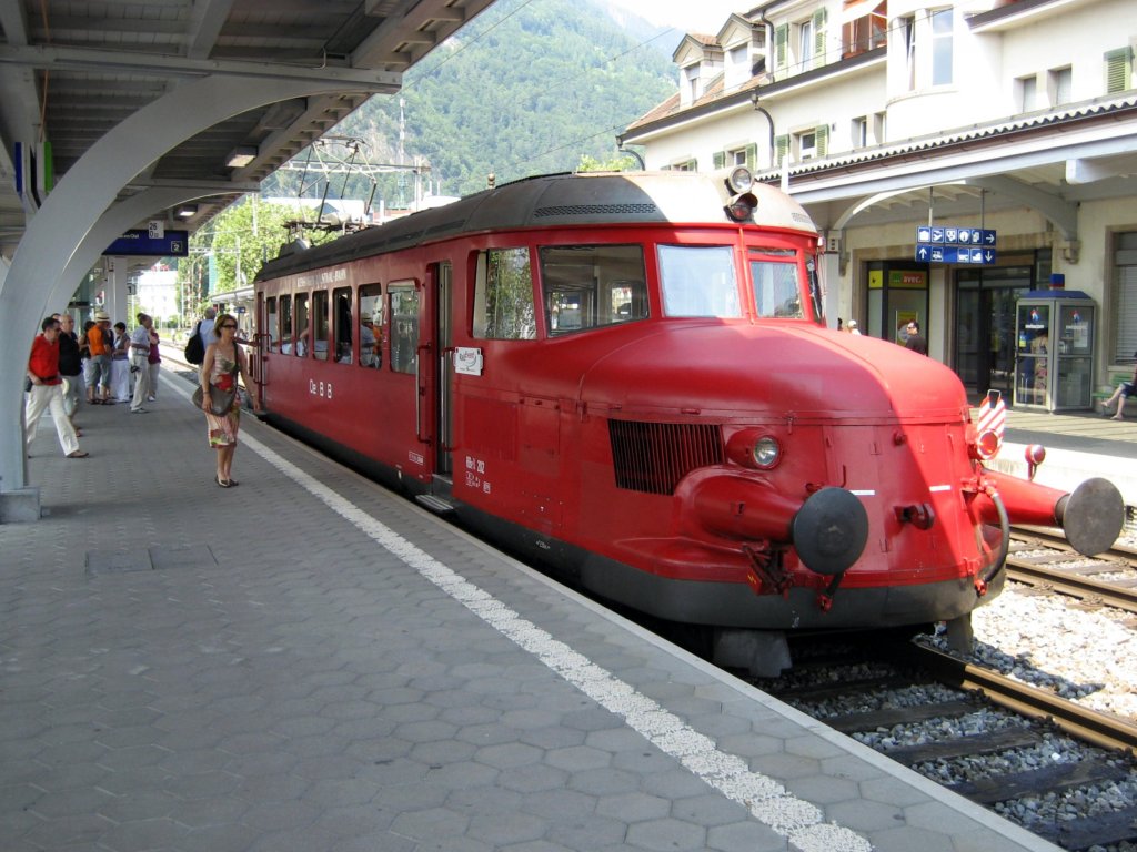 Roter Pfeil der Oensingen-Balsthal-Bahn RBe 2/4 (ex SBB RBe 2/4 1007) in Interlaken West.