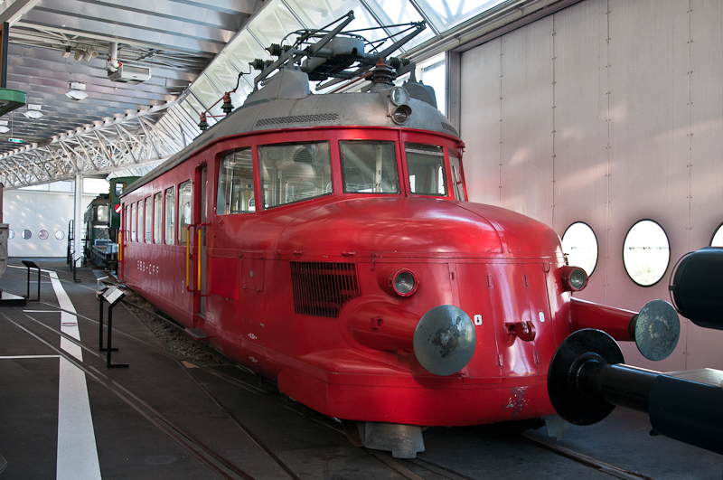 Roter Pfeil RCe2/4 am 9. April 2011 im Verkehrshaus in Luzern.