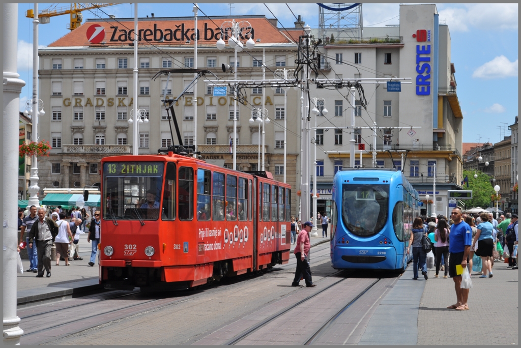 Rotes CKD Tatra KT4YU 302 und TMK2200 2289 am Trg Bana Jjelacica. (02.07.2011)