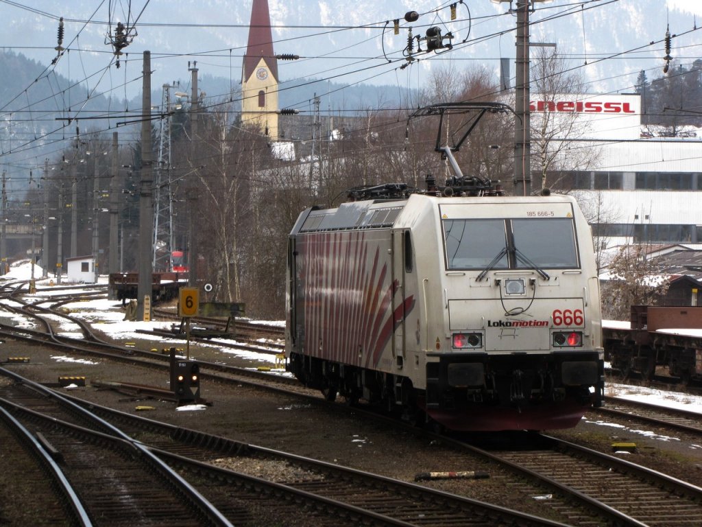 Rotes Zebra 185 666 hatte am 13.03.2010 Schubdienst auf der Brennerstrecke und wartet hier in Wrgl auf den nchsten Einsatz.