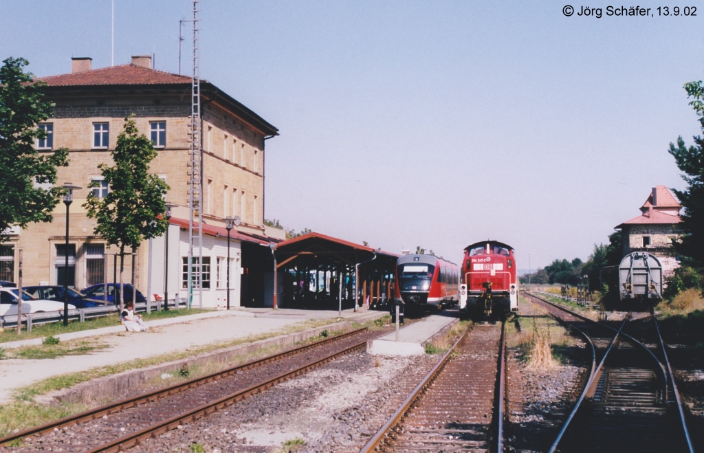 Rothenburg ob der Tauber am sonnigen 13.9.02: 294 247 wartet neben einem Triebwagen der Baureihe 642 auf den nchsten Einsatz.