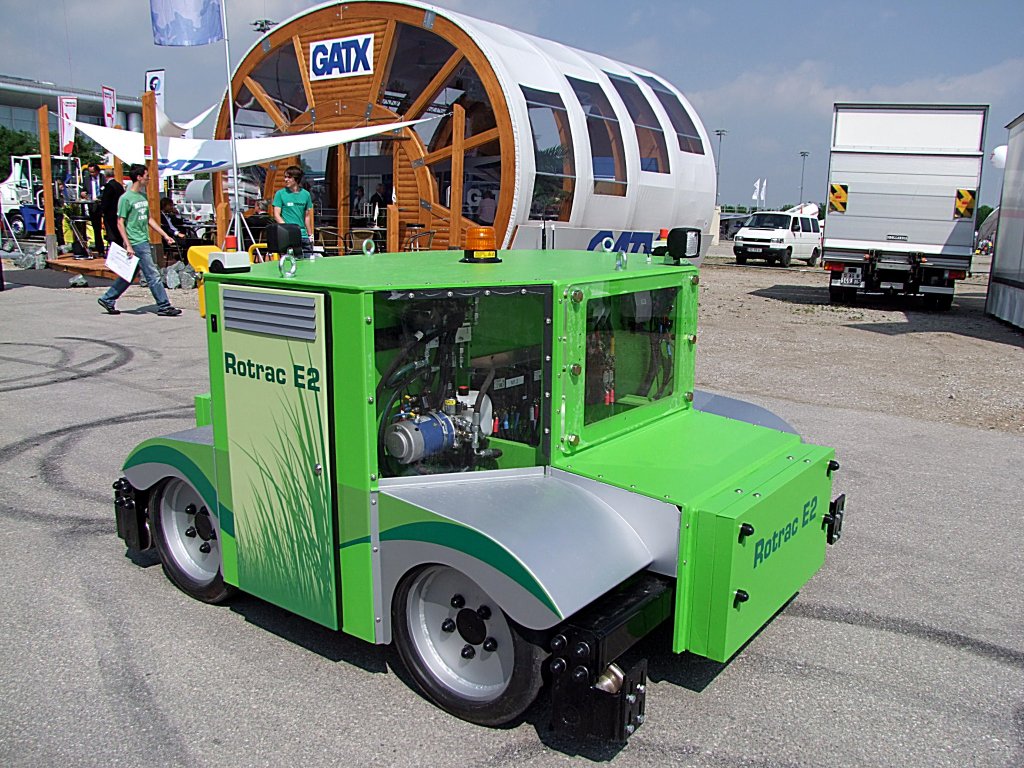 ROTRAC E2;ein kleines enorm wendiges und leistungsstarkes
Zweiwege-Rangiergert dreht am Mnchner Messegelnde anlsslich der Transport-Logistic2011 seine Runden;110513