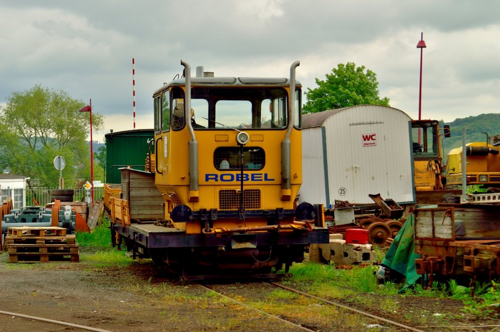 Rottenkraftwagen hergestellt von Robel bei der BE, er trgt den Namen Hansemann......(ist da einer Lindenstraenfan?) abgelichtet am Himmelfahrtstag 2013.
Er hat die Spurweite 1000mm und wiegt 8t und seine zulssige Vmax betrgt 40 Km/h. Er hat auch eine Steilstreckenzulassung fr den Abschnitt Oberzissen bis Engeln. 9.5.2013