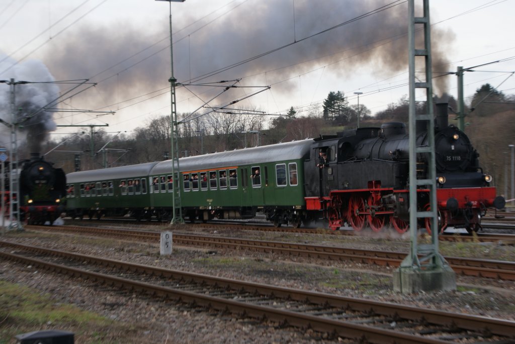 Rottweil 29.11.2009 bei der Parallelausfahrt der 75 1118 Ulmer Eisenbahnfreunde und der 50 3501 Dampflokwerk Meiningen.