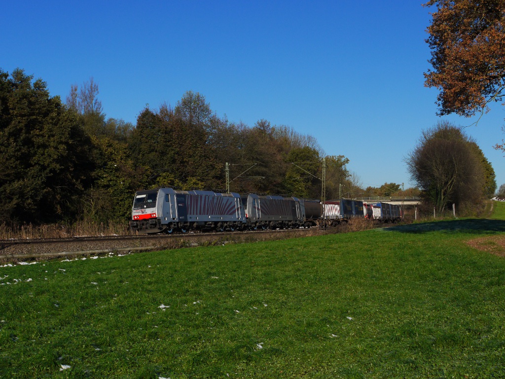 Rpool/LM 186 284 und 285 bei Haus am 31.10.12 mit LM-DGS 43125 (M�nchen Ost Rbf - Verona Q.E.)