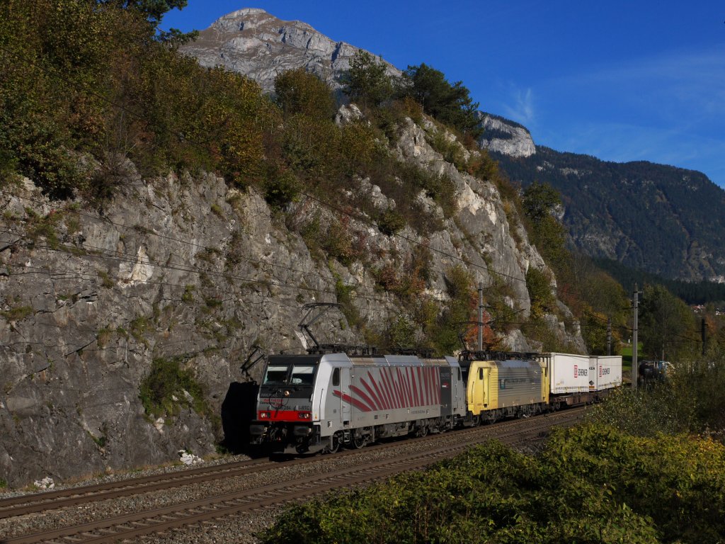 Rpool/LM 186 284 und RTC 189 901 an der Jenbacher Steinwand am 20.10.12 mit dem LM-TEC 40537 (Ostrava/Paskov - Verona Q.E.)