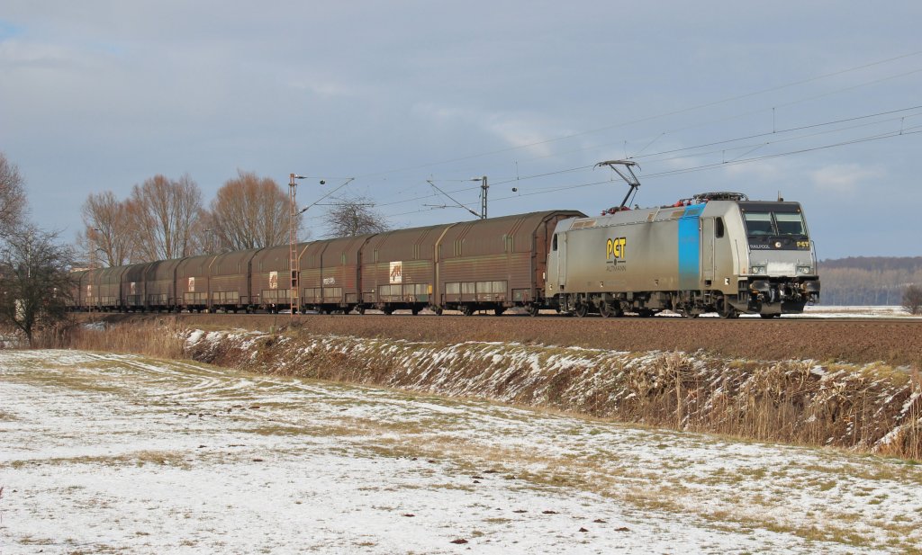 RP/PCT 185 690 war Mitte Mrz 2013 sdlich von Elze (KBS 350) mit einem ARS-Altmann-Zug auf dem Weg Richtung Sden.