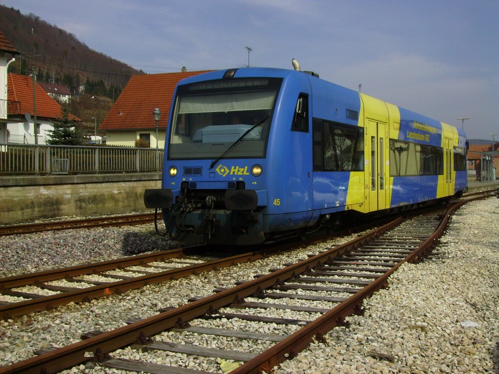 RS 45 der HzL hatte am 04.04.2013 gerade mit der Tour von HzL 86334 angefangen, als er den Bahnhof Burladingen verlie.