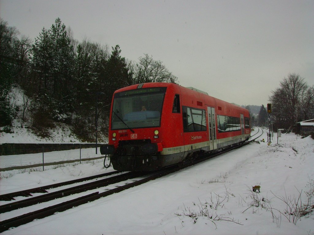 RS 650 308 der RAB erreicht am 15.02.2013 nach wenigen Metern den Bahnhof von Nagold und rumt damit fr den Mo+Mi+Fr (und Di+Do bei Bedarf) verkehrenden FZT 56176 die Trasse. Der Regionalverkehr hat in dieser Zeit das Nachsehen und verendet daher bereits in Nagold, statt in Hochdorf (b. Horb)