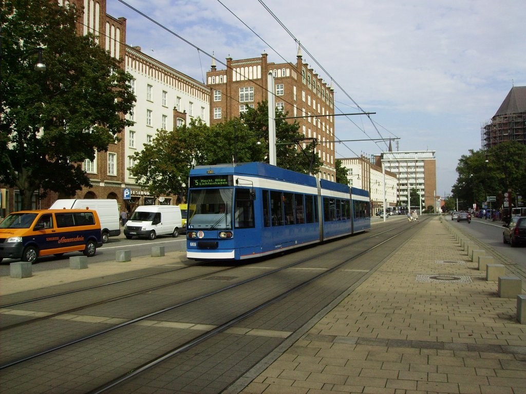 RSAG Tw 669 ist am 23.08.2011 als Line 5 auf dem Weg nach Lichtenhagen, Mecklenburger Allee, als er in die Haltestelle Rostock Lange Strae einfhrt.