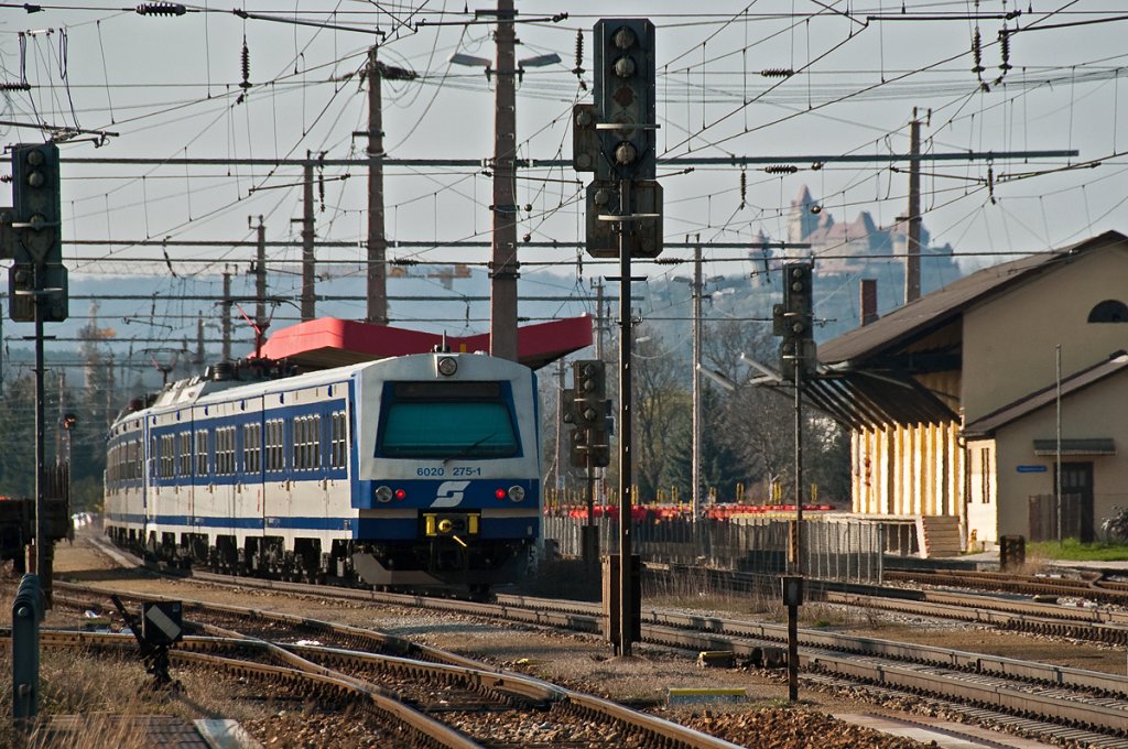 RSB 22664 von Unter Purkersdorf nach Stockerau fhrt in den Bahnhof von Korneuburg ein. Rechts oben ist Burg Kreuzenstein zu erkennen. Die Aufnahme entstand am 07.04.2010.