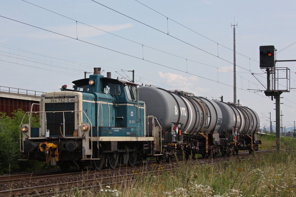 RSE 364 762 am 13.8.12 mit zwei Kesselwagen in Porz Wahn.