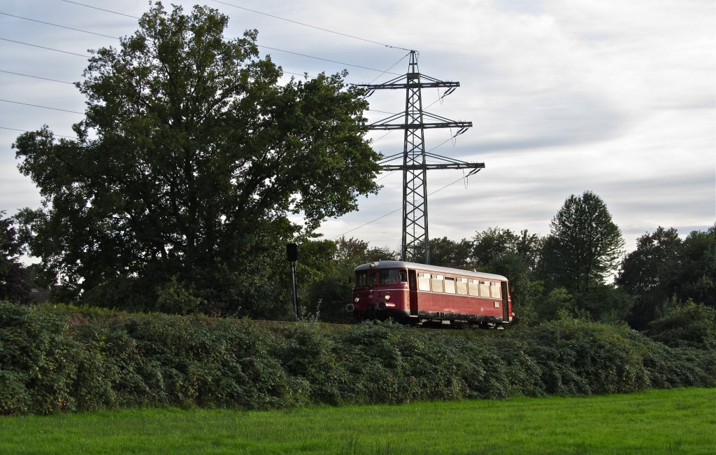 RSE Express: Rhein-Sieg-Eisenbahn MAN Vt25 am 10.9.2011 auf der Strecke Beuel-Ptzchen-Hangelar.