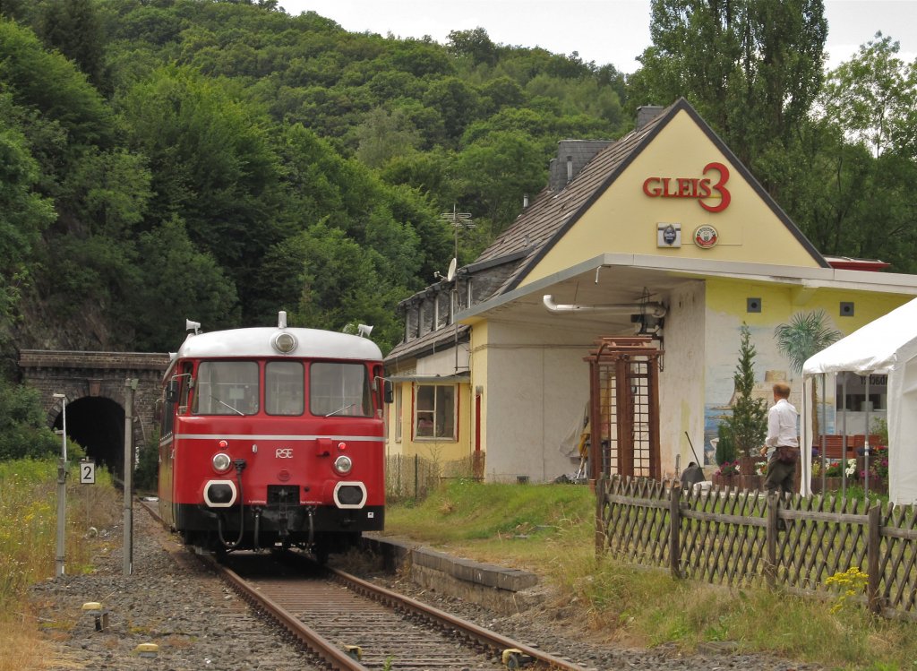 RSE MAN VT23 vor dem Bahnhofsgebude in Gemnd. Oleftalbahn am 17.7.2011.