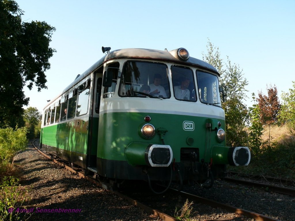 RSE-VT23 MAN-Schienenbus auf Sonderfahrt.
Der ehemalige MEG VT23 (spter SWEG) ist wieder in den ursprnglichen Farben der MEG (Mittelbadische Eisenbahn) unterwegs.
Zlpich
26.09.09