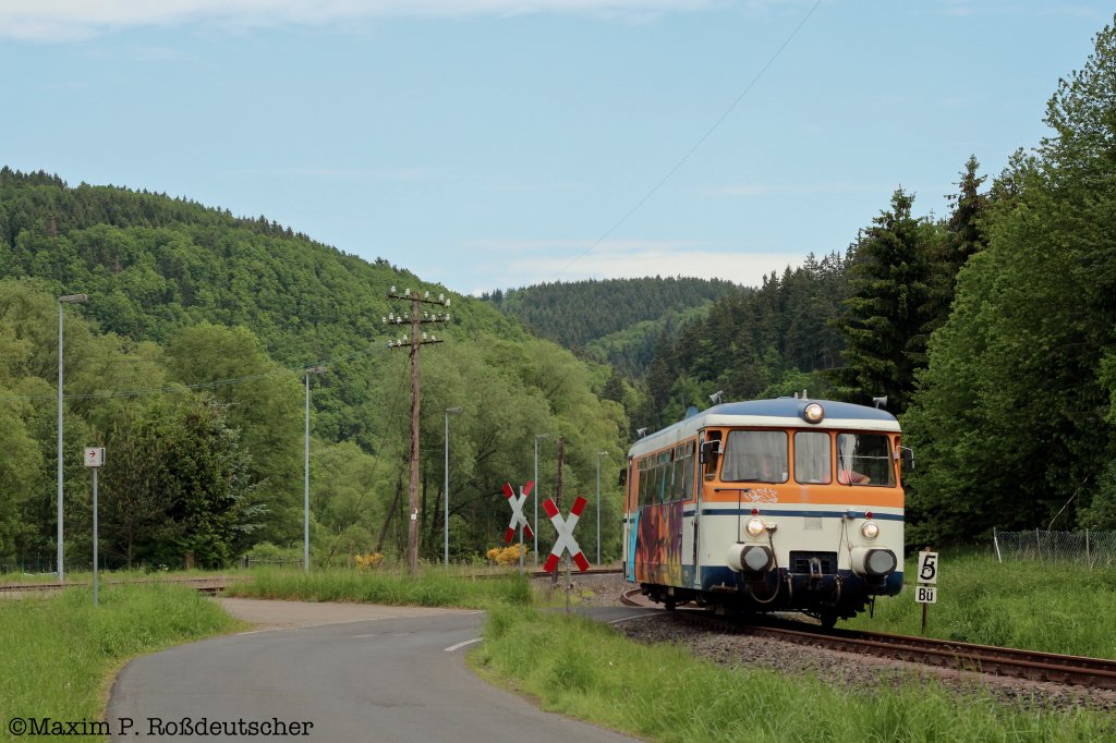 RSE VT9 auf der Oleftalbahn zwischen Kall -Schleiden - Hellenthal kurz vor Schleiden. 27.5.2012.