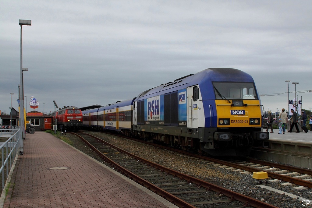 RSH-Werbelok DE2000-03 der NOB wartet am 22.8.2010 mit dem Zug nach Hamburg-Altona in Westerland. 