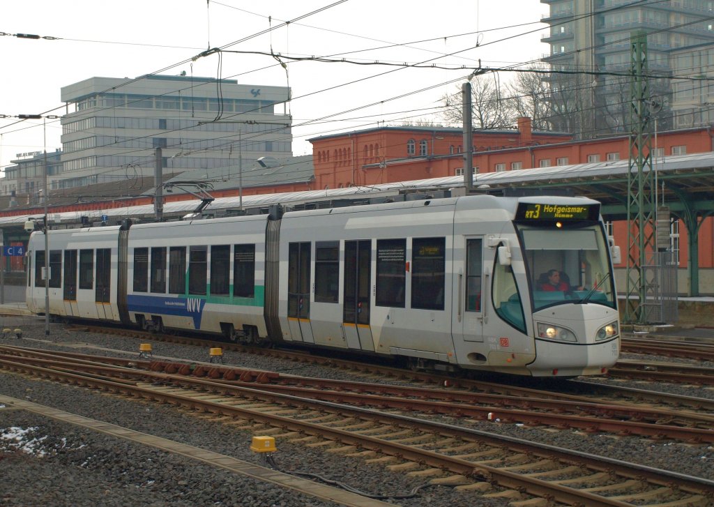 RT3 hat den Hauptbahnhof Kassel verlassen, den kurzen Anstieg, kommend von den tiefer liegenden Regiotram-Bahnsteigen gemeistert und beschleunigt nun seine Fahrt in Richtung Hofgeismar (29.3.2013).
